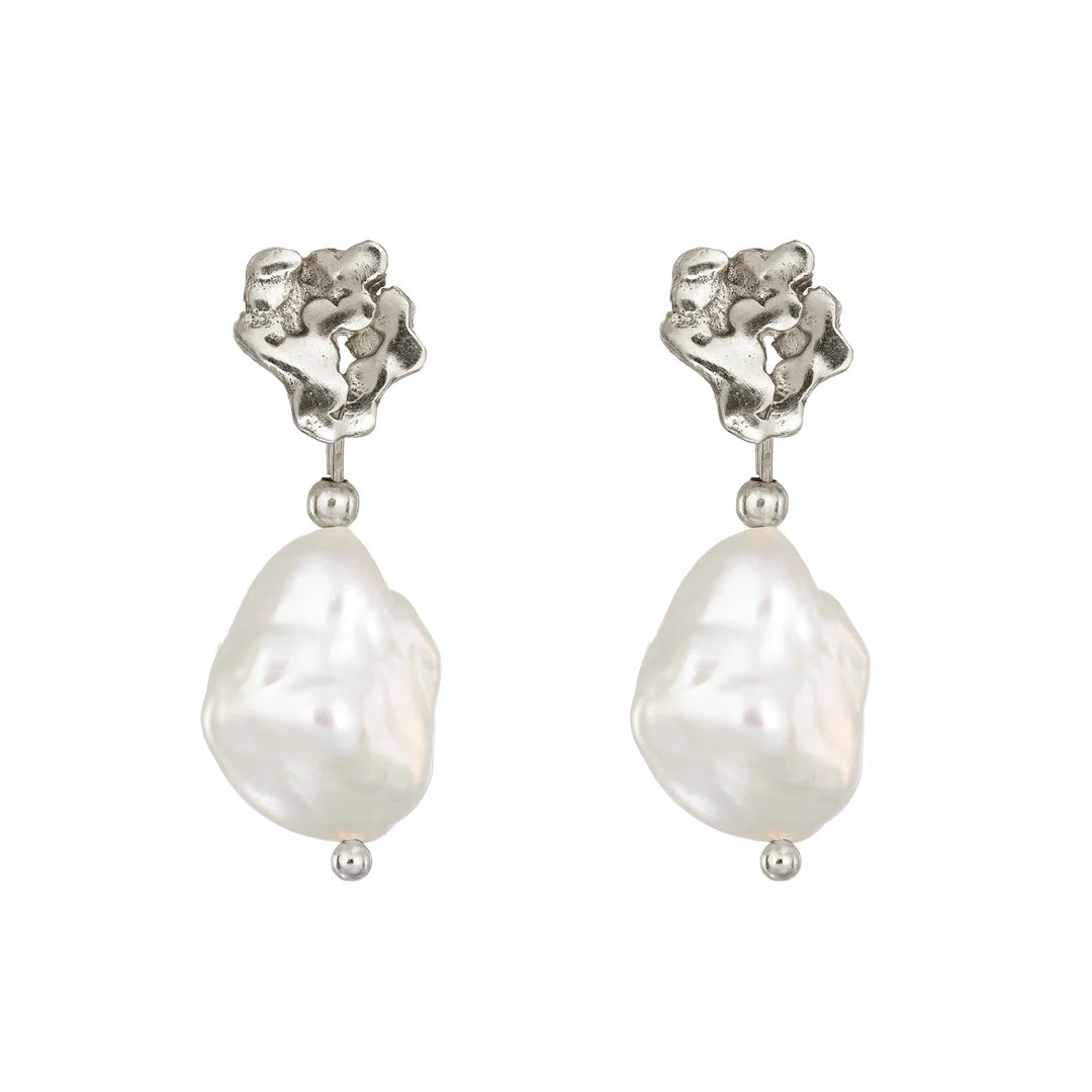 Silver Pearl Drop Ohrringe | Giant’s Causeway von Loinnir Jewellery, handgefertigte Ohrringe aus Sterlingsilber mit Keshi Perlen.