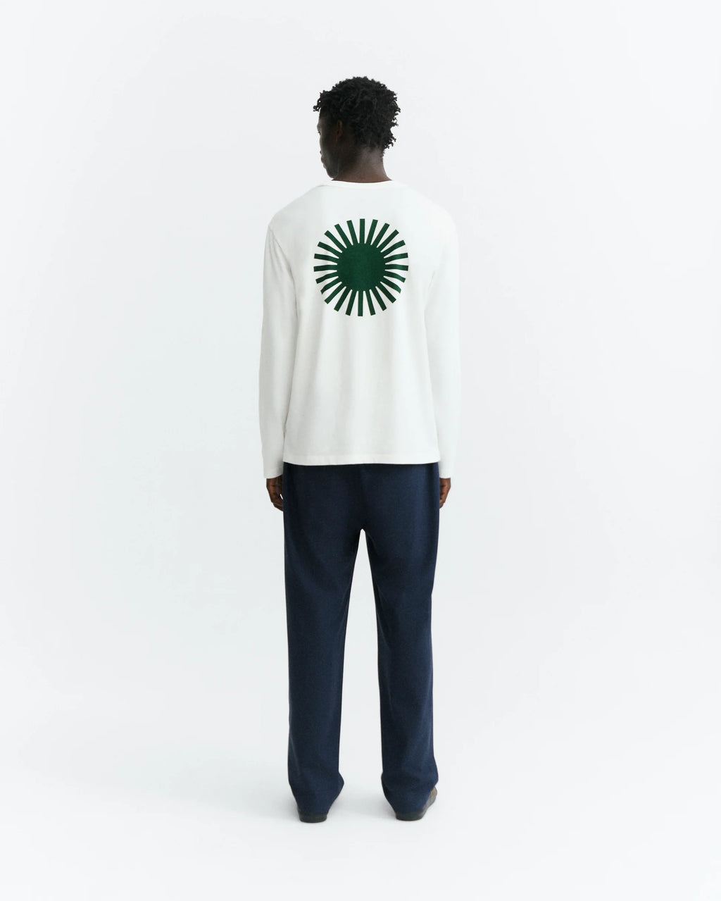 weißes Langarmshirt Big Sol White Emilio Tee von Thinking Mu mit Rundhalsausschnitt und grünem „Big Sol“-Sonnenprint auf der Rückseite.