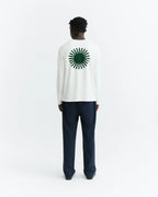 weißes Langarmshirt Big Sol White Emilio Tee von Thinking Mu mit Rundhalsausschnitt und grünem „Big Sol“-Sonnenprint auf der Rückseite.