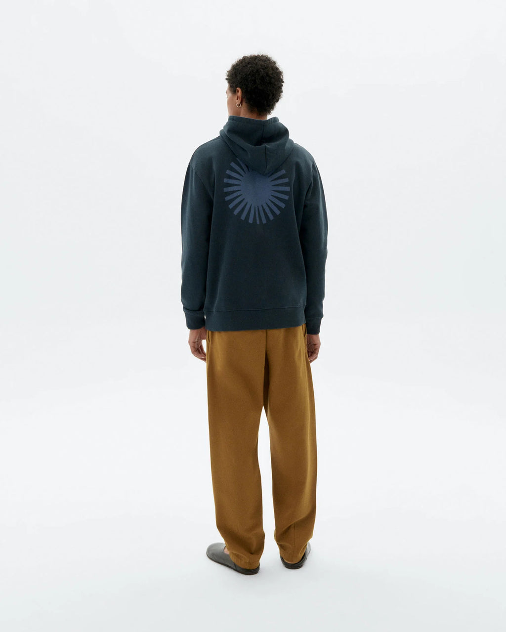 Dunkelblauer Thinking MU Hoodie Simon Sol aus Bio-Baumwolle mit Siebdruck-Sonne auf dem Rücken. in Koblenz kaufen