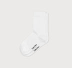 weiße Core Crew Socks in klassischer Crew-Länge an den Beinen eines Modells vor hellem Hintergrund.