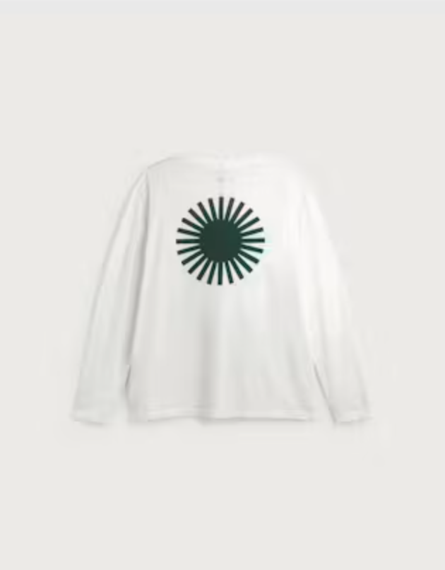 weißes Langarmshirt Big Sol White Emilio Tee von Thinking Mu mit Rundhalsausschnitt und grünem „Big Sol“-Sonnenprint auf der Rückseite.