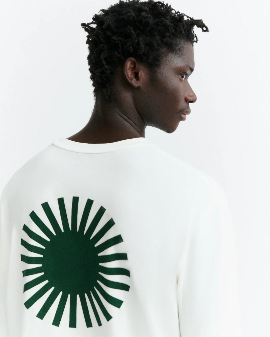weißes Langarmshirt Big Sol White Emilio Tee von Thinking Mu mit Rundhalsausschnitt und grünem „Big Sol“-Sonnenprint auf der Rückseite.
