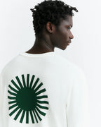 weißes Langarmshirt Big Sol White Emilio Tee von Thinking Mu mit Rundhalsausschnitt und grünem „Big Sol“-Sonnenprint auf der Rückseite.