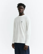 weißes Langarmshirt Big Sol White Emilio Tee von Thinking Mu mit Rundhalsausschnitt und grünem „Big Sol“-Sonnenprint auf der Rückseite.