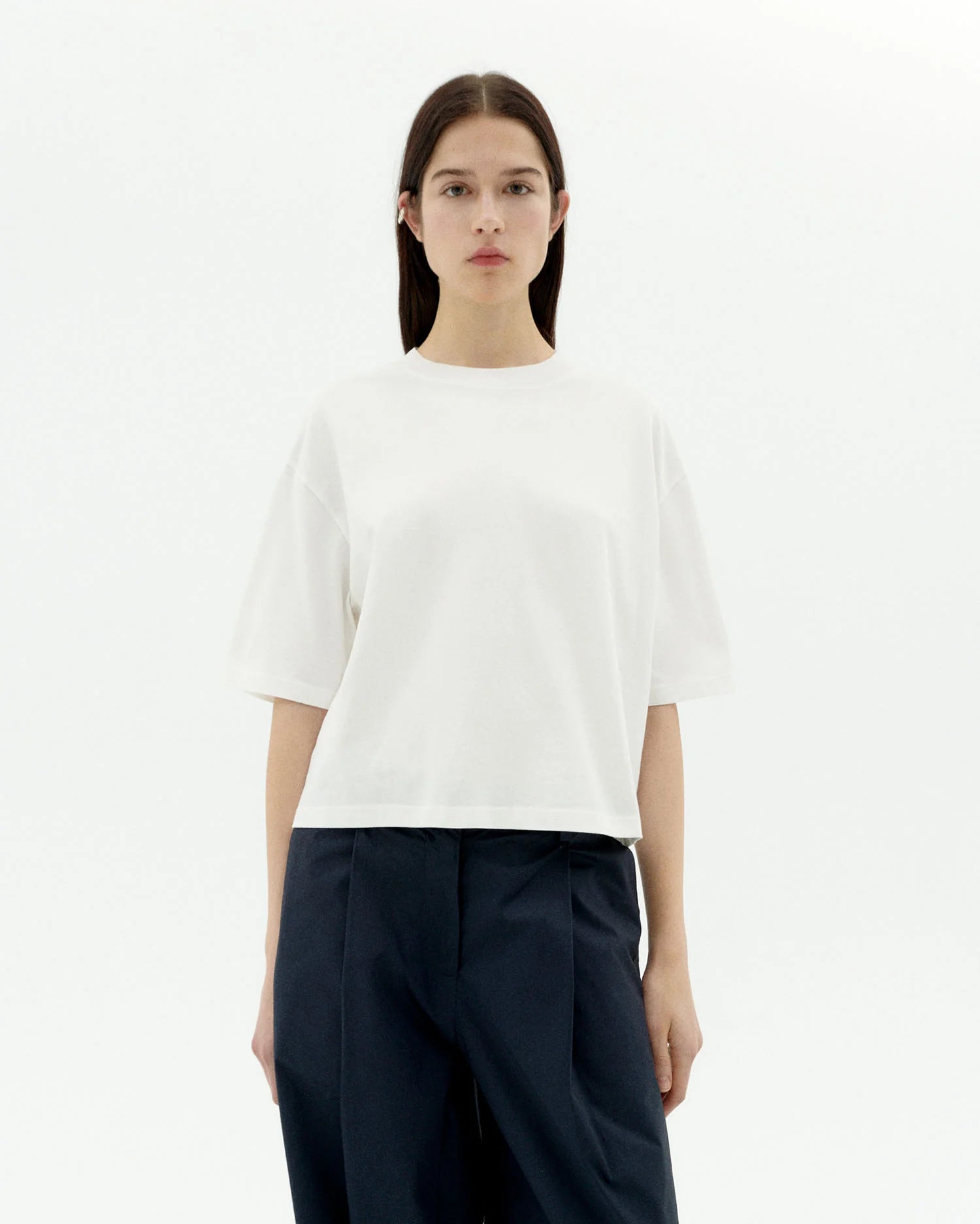 weißes Oversize-T-Shirt "Lena" von Thinking Mu mit Rundhalsausschnitt und 3/4-Ärmeln vor hellem Hintergrund.