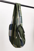 In dieser Ansicht siehst du die Tasche in einer erfrischenden grün-blauen Farbkombination mit Streifenmuster, die perfekt zu hellen Outfits passt.