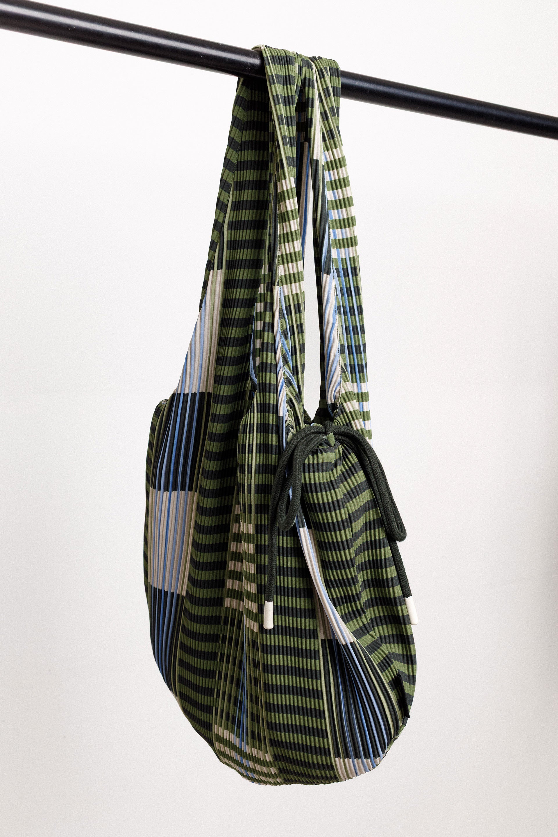 In dieser Ansicht siehst du die Tasche in einer erfrischenden grün-blauen Farbkombination mit Streifenmuster, die perfekt zu hellen Outfits passt.