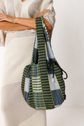 In dieser Ansicht siehst du die Tasche in einer erfrischenden grün-blauen Farbkombination mit Streifenmuster, die perfekt zu hellen Outfits passt.
