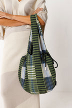 In dieser Ansicht siehst du die Tasche in einer erfrischenden grün-blauen Farbkombination mit Streifenmuster, die perfekt zu hellen Outfits passt.
