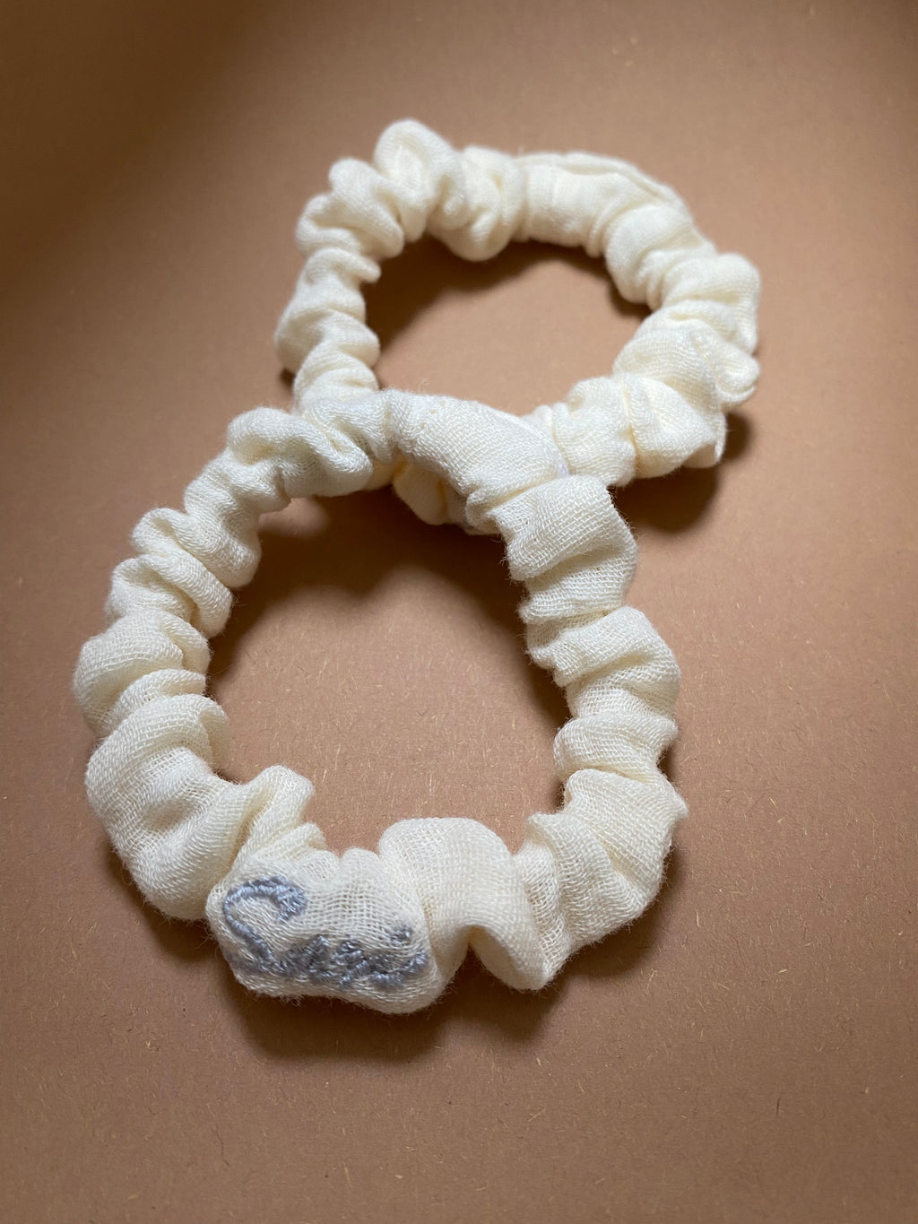 Hair Tie Ease Cream in hellem Cremeton, minimalistisches und langlebiges Haargummi, nachhaltiger Haarschmuck bei Trust Concept.