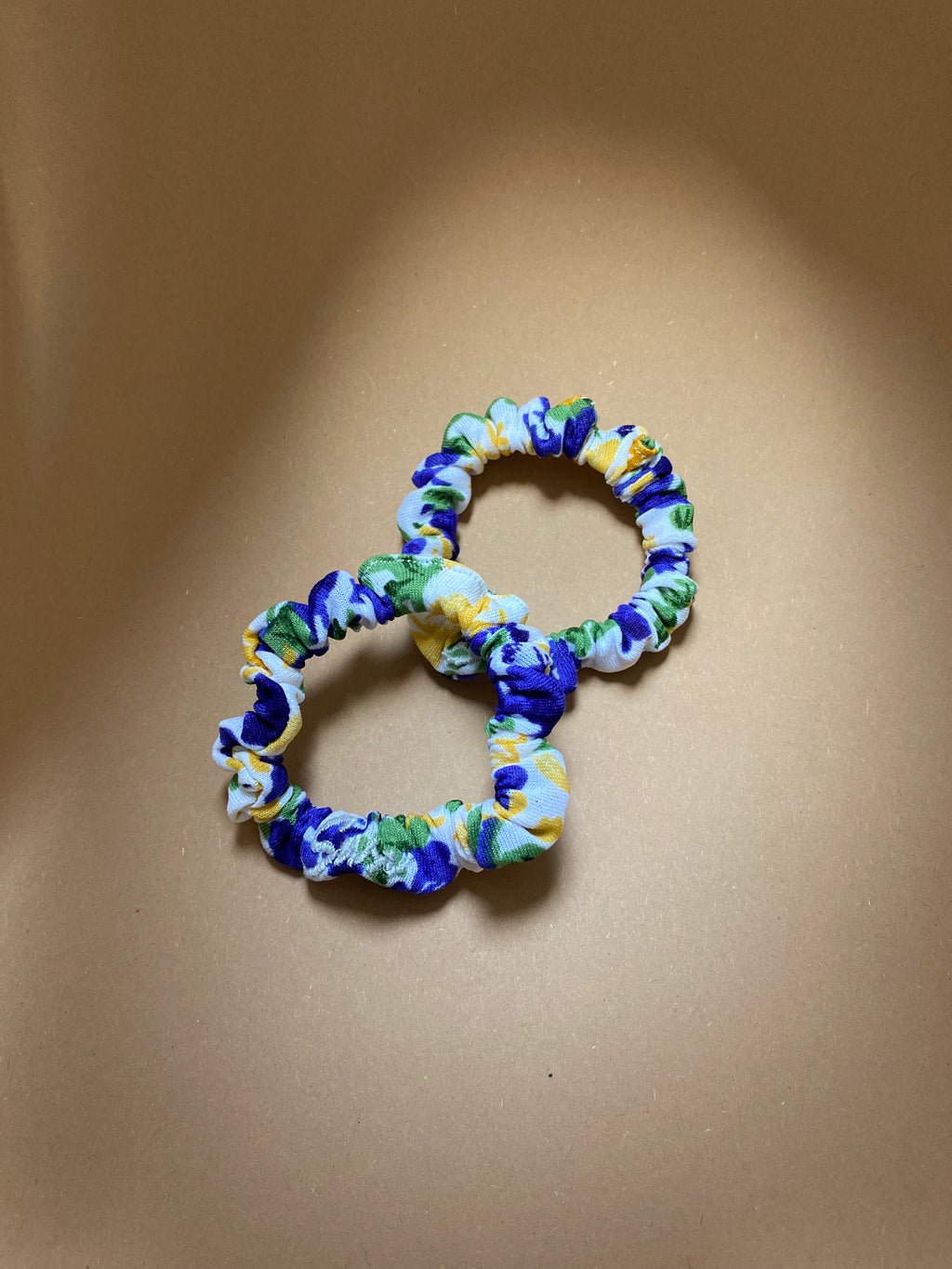 Nachhaltiges Hair Tie Rebirth Pansy Scrunchie mit floraler Stiefmütterchen-Stickerei, upgecyceltes Unikat, ethisch hergestellt in Deutschland.
