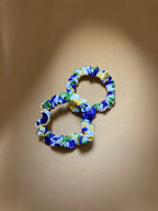 Nachhaltiges Hair Tie Rebirth Pansy Scrunchie mit floraler Stiefmütterchen-Stickerei, upgecyceltes Unikat, ethisch hergestellt in Deutschland.