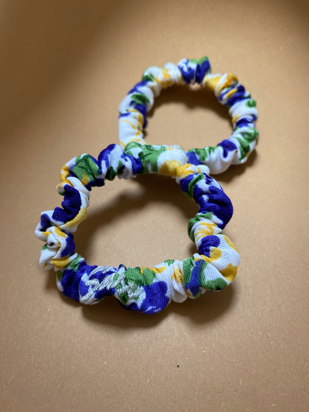 Nachhaltiges Hair Tie Rebirth Pansy Scrunchie mit floraler Stiefmütterchen-Stickerei, upgecyceltes Unikat, ethisch hergestellt in Deutschland.