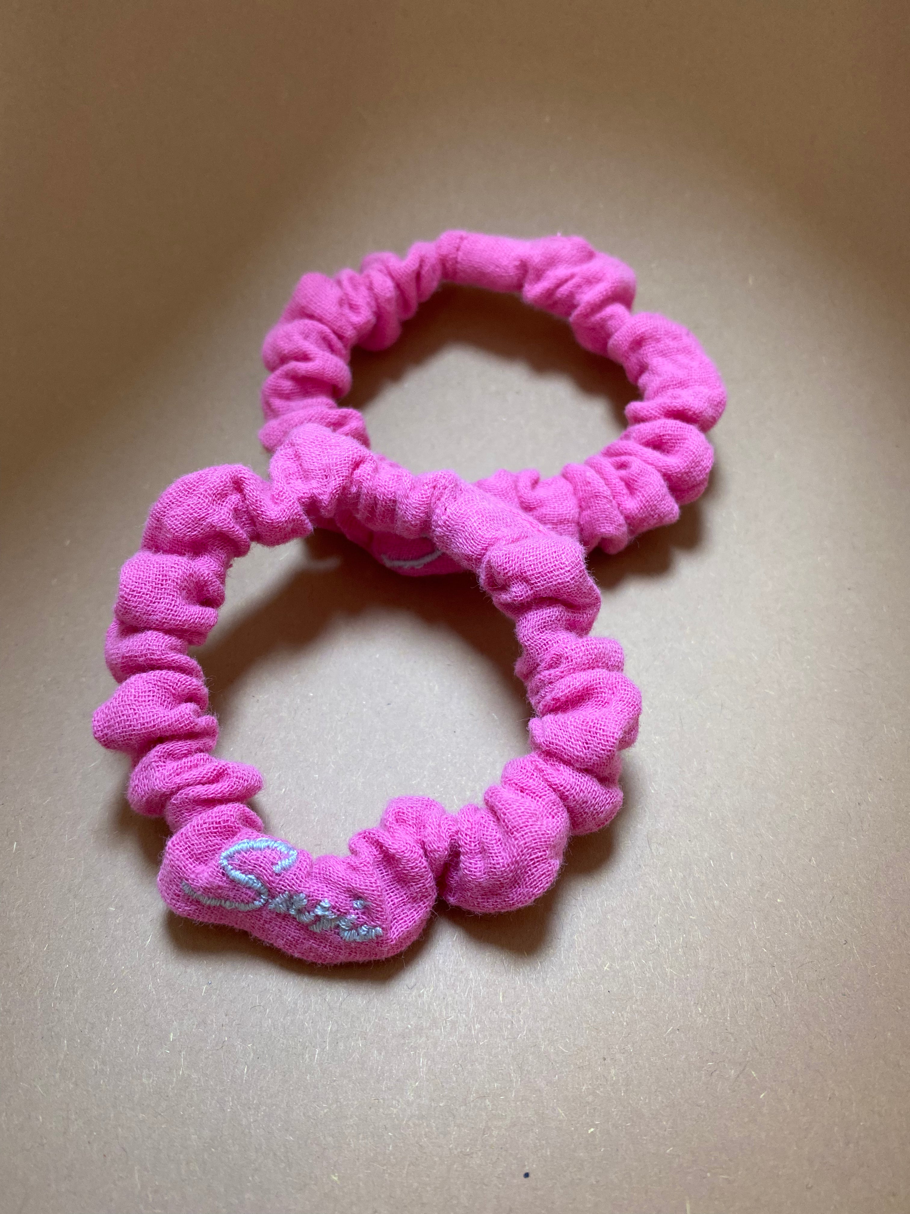 Nachhaltiges Scrunchie Hair Tie Ease Flamingo in Pink, gefertigt aus Bio-Baumwolle, ethisch handgefertigt in Deutschland.