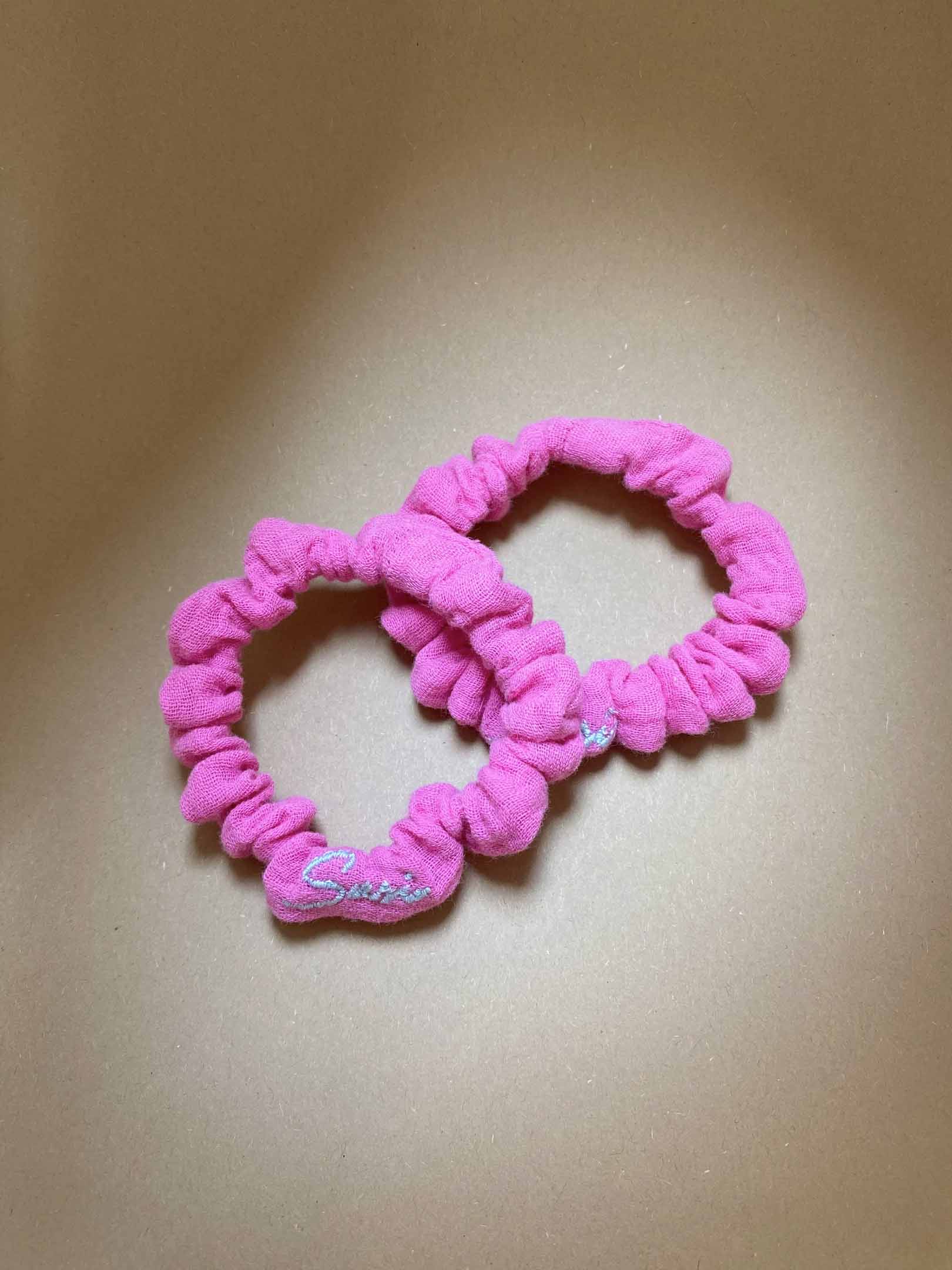 Nachhaltiges Scrunchie Hair Tie Ease Flamingo in Pink, gefertigt aus Bio-Baumwolle, ethisch handgefertigt in Deutschland.