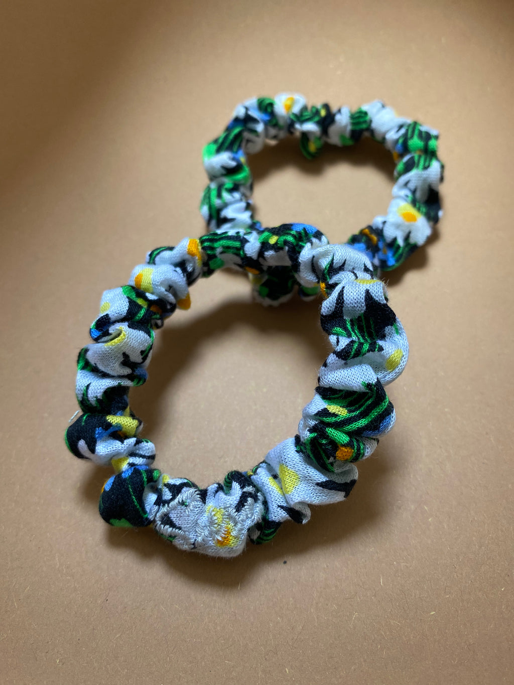 Nachhaltiges Scrunchie Hair Tie Rebirth Daisy aus Upcycling-Stoff mit Blumen-Stickerei, ethisch handgefertigt in Deutschland.