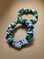 Nachhaltiges Scrunchie Hair Tie Rebirth Daisy aus Upcycling-Stoff mit Blumen-Stickerei, ethisch handgefertigt in Deutschland.