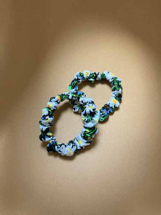 Nachhaltiges Scrunchie Hair Tie Rebirth Daisy aus Upcycling-Stoff mit Blumen-Stickerei, ethisch handgefertigt in Deutschland.