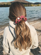 Rotes Scrunchie Fiery Bloom mit floralem Vintage-Muster und eingenähtem Susi-Label.