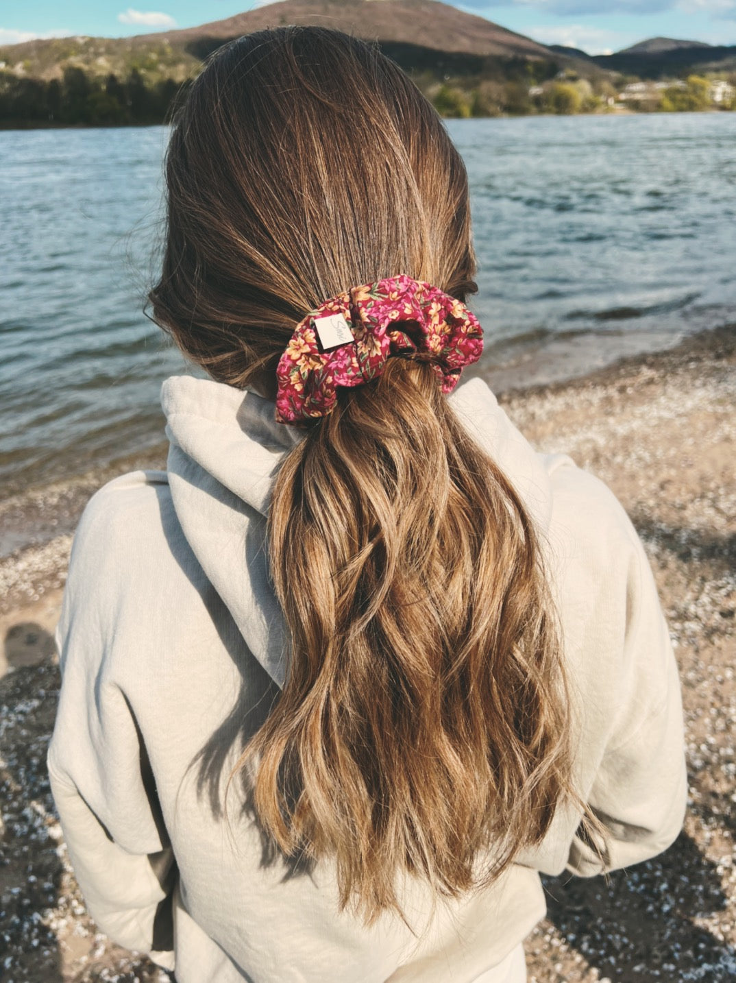 Rotes Scrunchie Fiery Bloom mit floralem Vintage-Muster und eingenähtem Susi-Label.