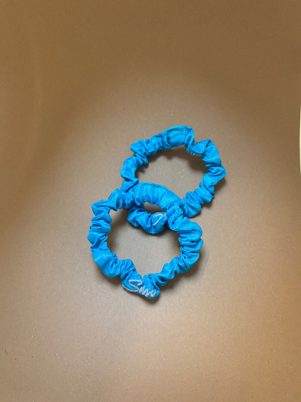 Sustainable Susi Hair Tie Rebirth Greece in mediterranem Blauton aus Upcycling-Stoffen
